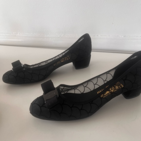 Ferragamo vara mesh bow pump size 7 1/2 nwt - Picture 4 of 16